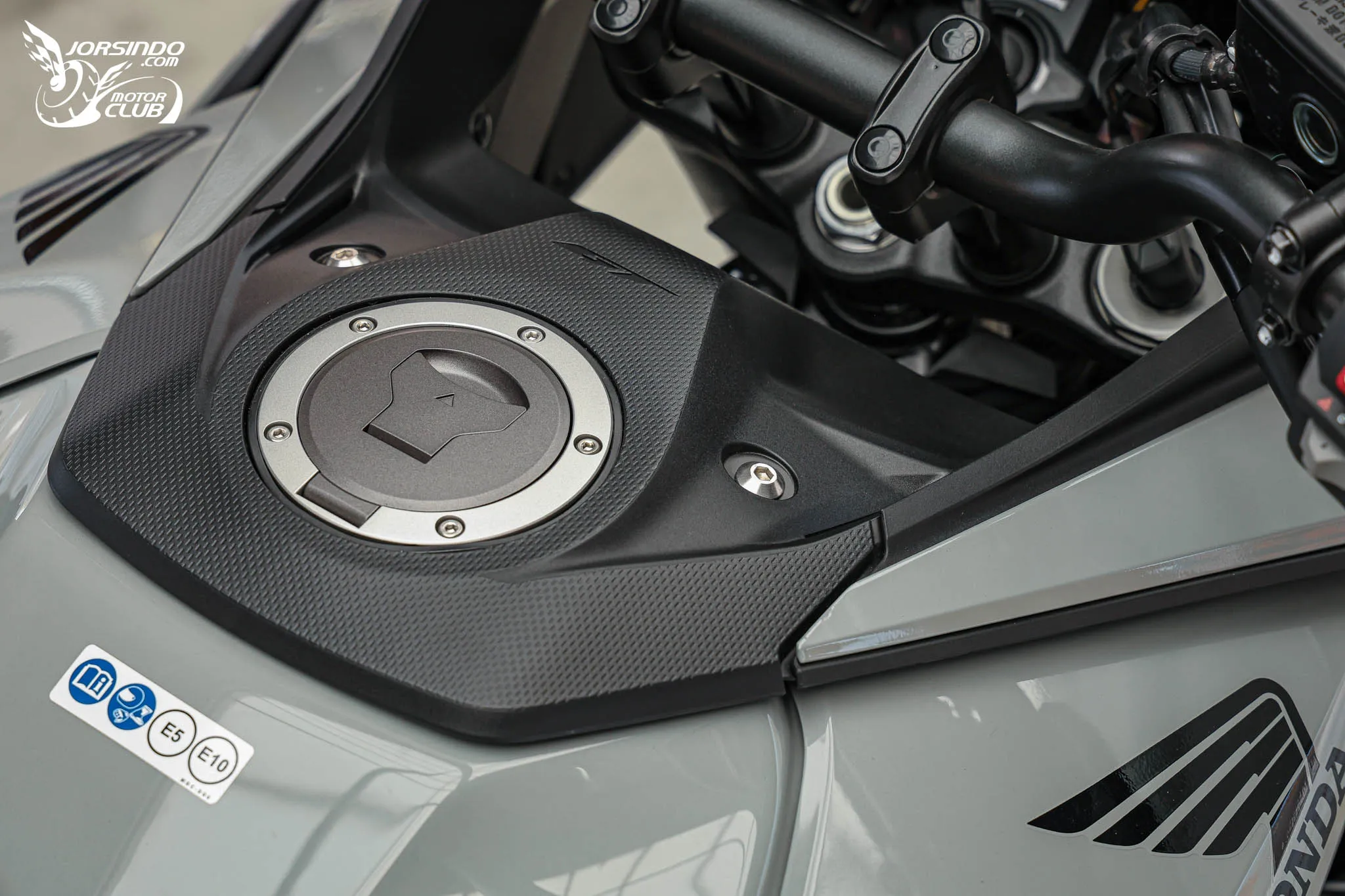 Honda CB1000GT 旅跑試駕｜跑車引擎、電子懸吊，CB 族系配備天花板6363|小老婆汽機車資訊網