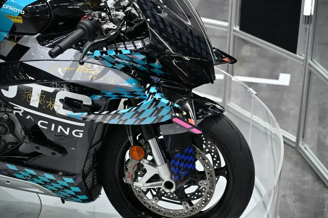 [大陆车讯] 带你看国产最快公升级V4仿赛——春风 V4 SR-RR7125|小老婆汽機車資訊網