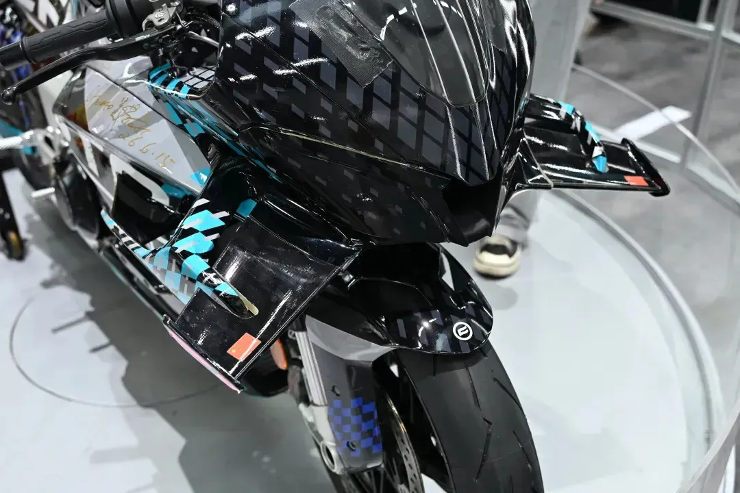 [大陆车讯] 带你看国产最快公升级V4仿赛——春风 V4 SR-RR3881|小老婆汽機車資訊網
