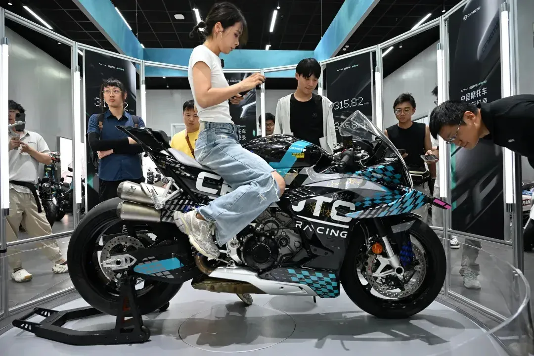 [大陆车讯] 带你看国产最快公升级V4仿赛——春风 V4 SR-RR7073|小老婆汽機車資訊網