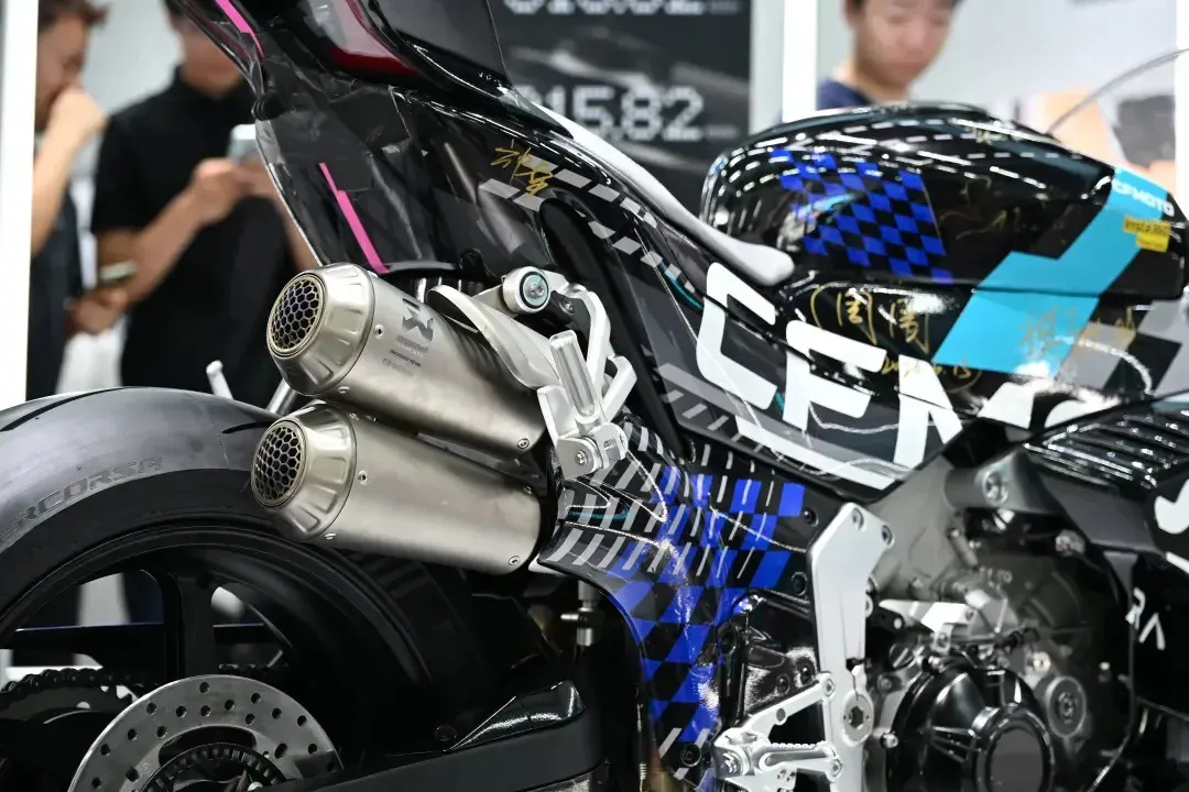 [大陆车讯] 带你看国产最快公升级V4仿赛——春风 V4 SR-RR7225|小老婆汽機車資訊網