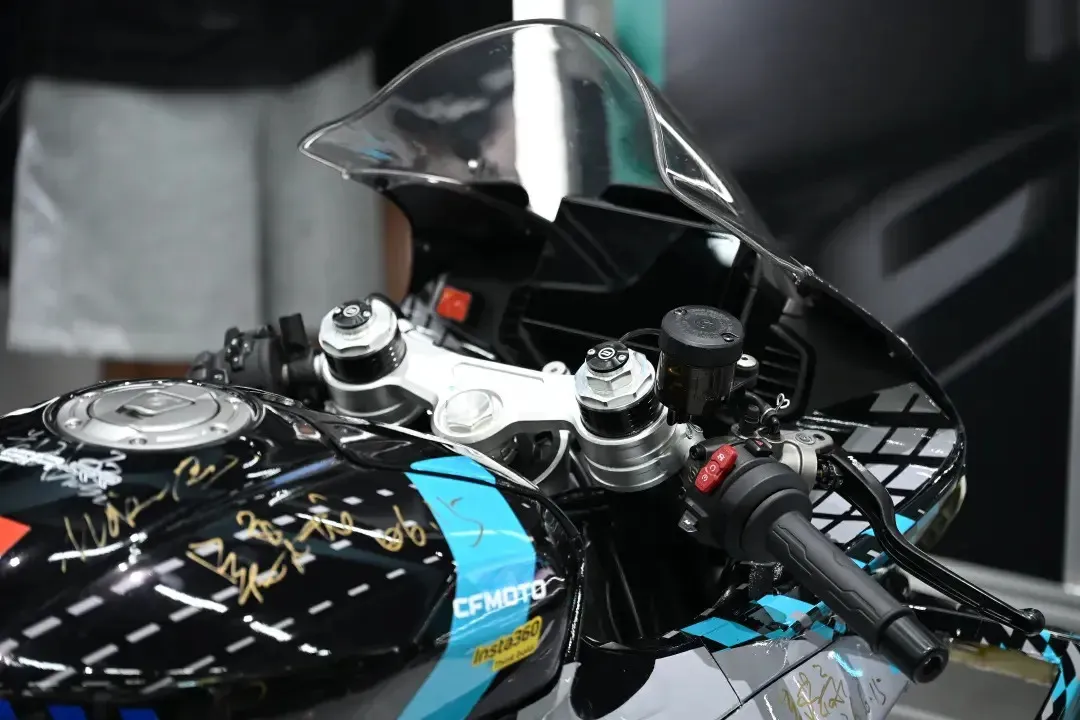 [大陆车讯] 带你看国产最快公升级V4仿赛——春风 V4 SR-RR532|小老婆汽機車資訊網