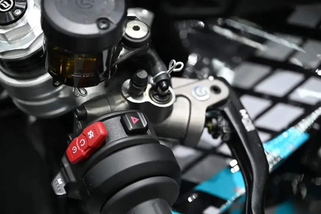 [大陆车讯] 带你看国产最快公升级V4仿赛——春风 V4 SR-RR526|小老婆汽機車資訊網