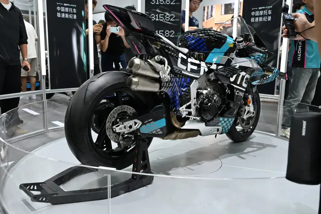 [大陆车讯] 带你看国产最快公升级V4仿赛——春风 V4 SR-RR6895|小老婆汽機車資訊網