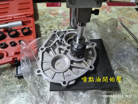 封面"T-409-A6小型沖床搭配兩用軸置入器壓軸承"