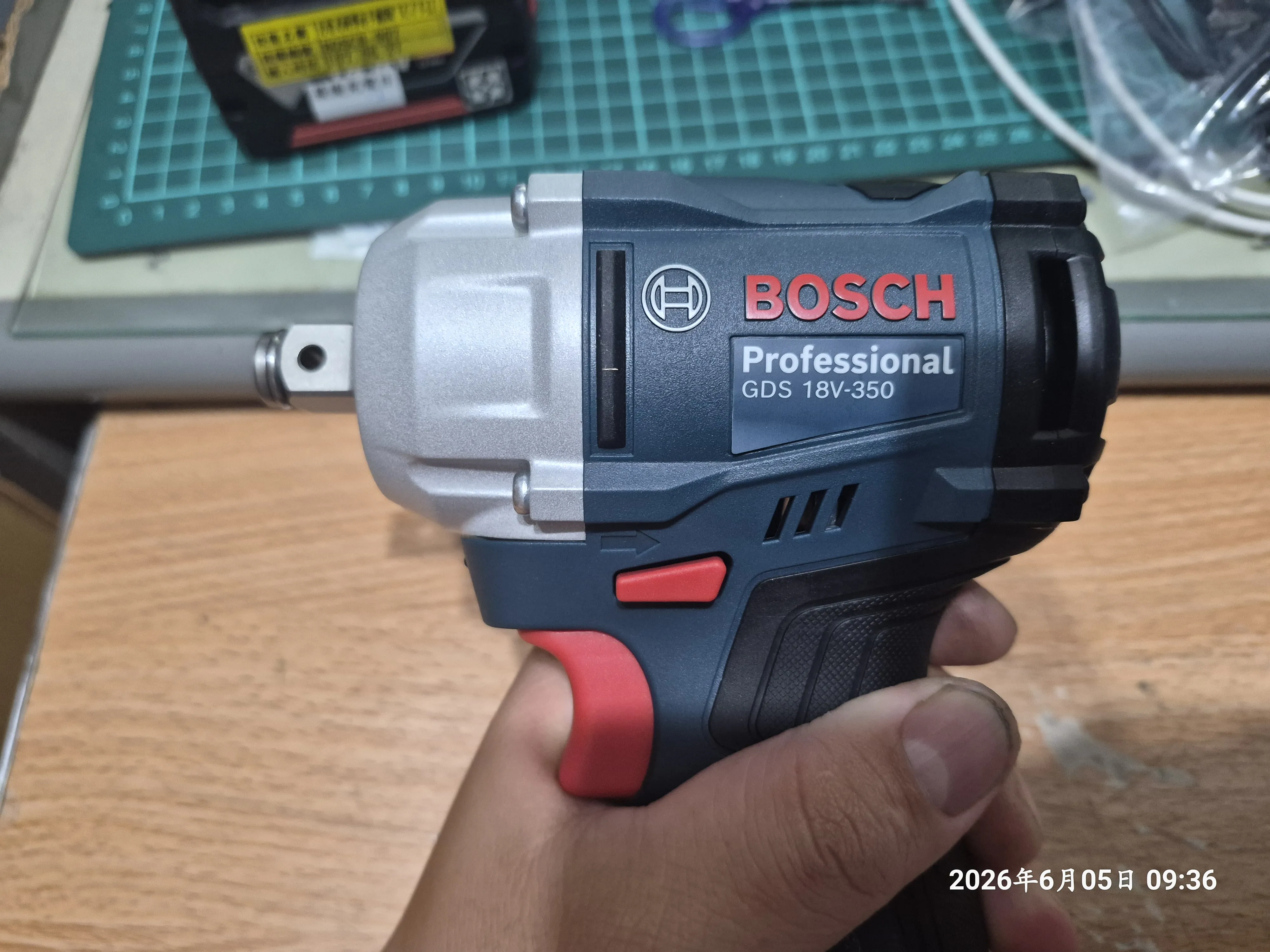 T-418_18V鋰電免碳刷衝擊板手GDS 18V-350d開箱7055|小老婆汽機車資訊網