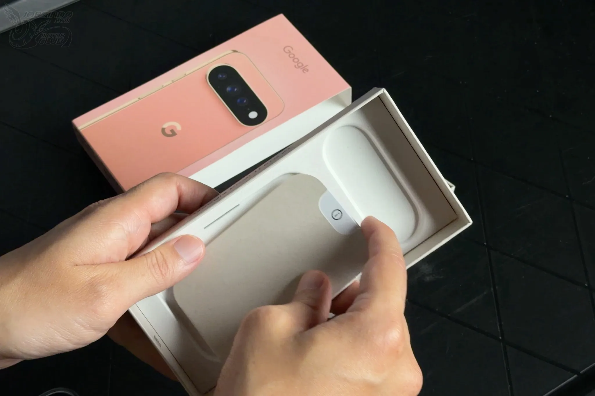Google Pixel 11 Pro XL 開箱體驗 EP1：那顆靈動的 HiLight 大眼睛579|Pixel 11,Pixel 11 Pro XL,Google,Google Pixel,評測,開箱小老婆汽機車資訊網