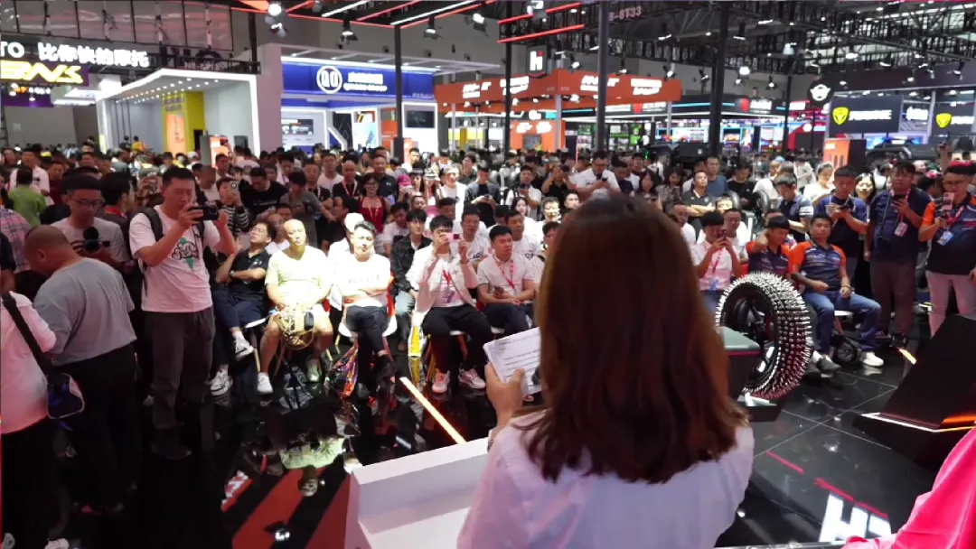 [大陆车讯] 摩博会前瞻丨HELIOS 探展指南，碳纤维头盔、手套、车...6094|小老婆汽機車資訊網