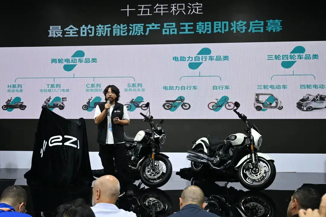 摩博会探馆｜凯威机车复古新车直戳心头，易行时代油电双线发力7606|小老婆汽機車資訊網