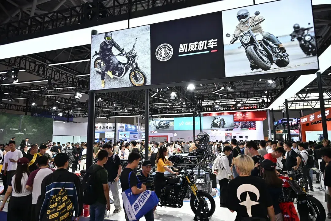 摩博会探馆｜凯威机车复古新车直戳心头，易行时代油电双线发力1750|小老婆汽機車資訊網