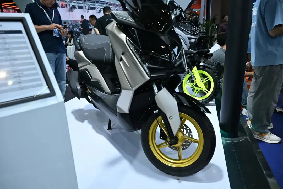 摩博会探馆｜领辰两款150重磅发布，售价低配置高续航高达600KM+6970|小老婆汽機車資訊網