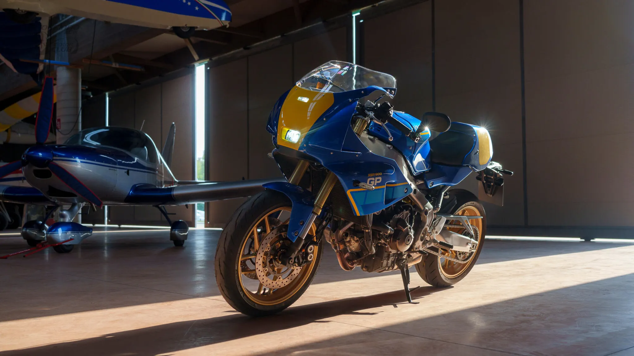 復古跑車 2027 YAMAHA XSR900GP 「傳奇藍」新色發表！