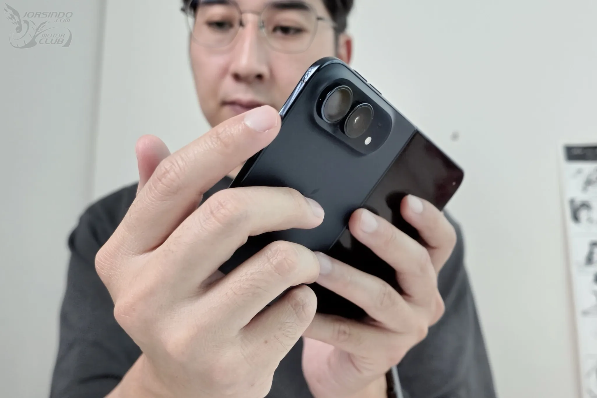iPhone Duo 開箱體驗 EP1：細節不打「褶」