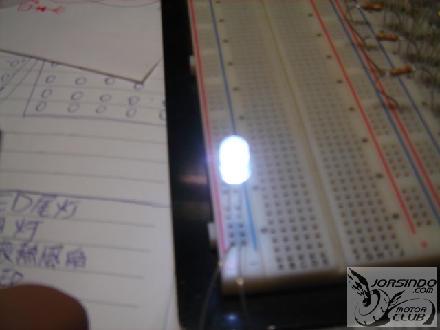 朋友的得意100土炮LED尾燈(裝上去~發光中)6498|小老婆汽機車資訊網